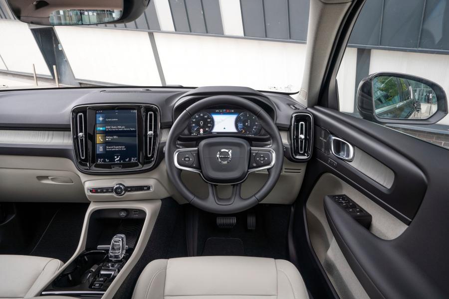 Торпедо Volvo XC40 D3 Inscription 2018 года  (UK) (фото 30 из 40)